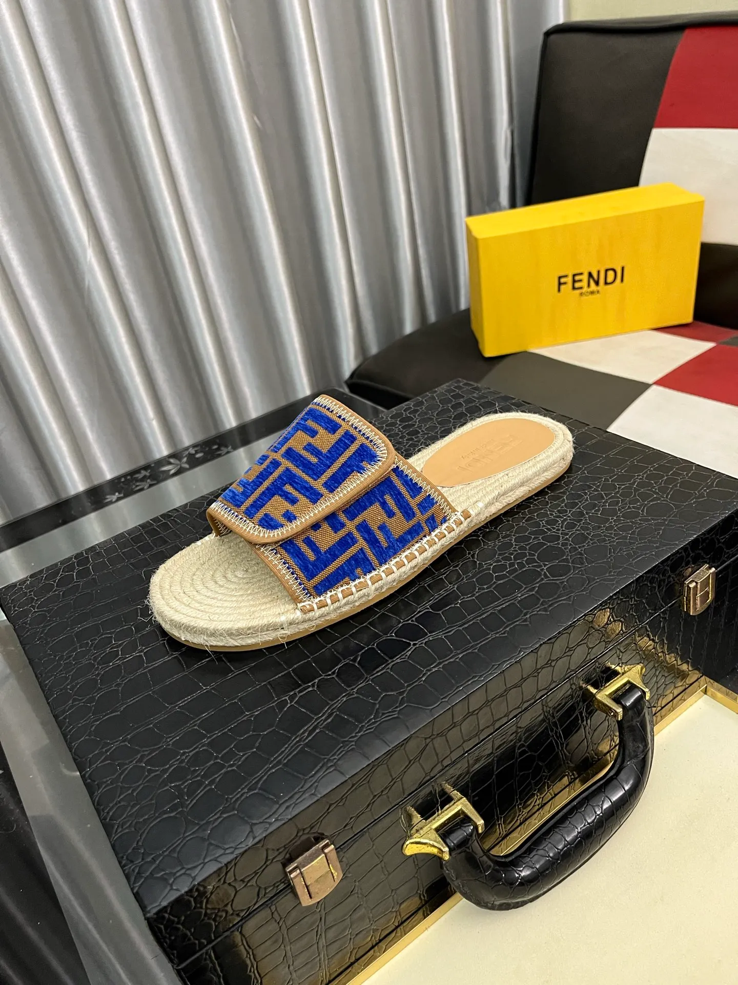 Men's shoes💰320⌚️⌚️[FENDI~Fendi slippers] High-end men's shoes brand official website 1:1 latest masterpiece: original mold customization, fabrics made of imported original materials, upgraded outsole, lighter, top quality in the market, simple and tasteful, a must-have for fashionistas, fashion is at your feet, full of confidence, the same style at the counter👍The season of summer slippers is here. Yardage: 38-44. Can be customized45.46.47